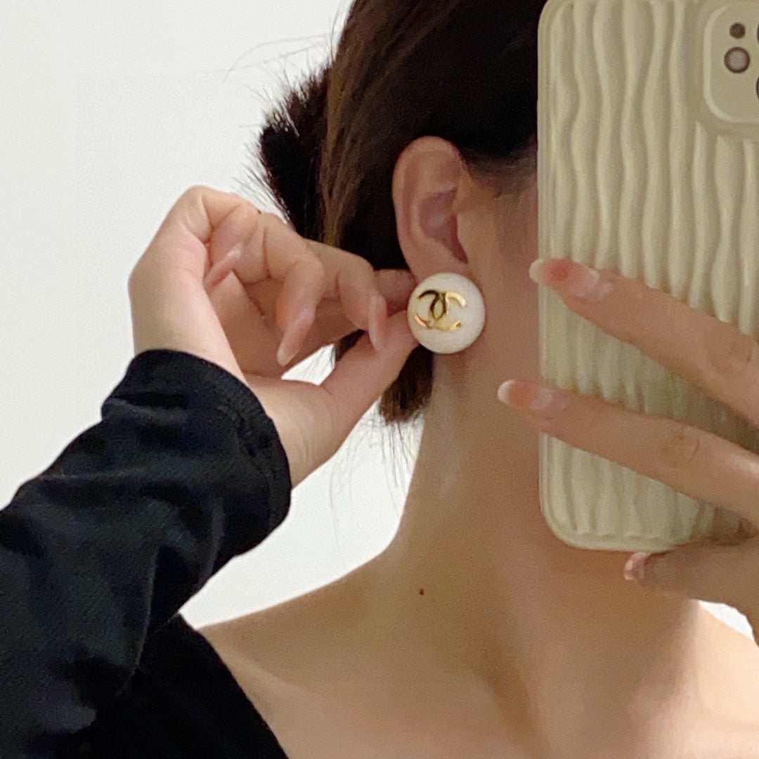 18K  Chanel Pearl Round Earrings